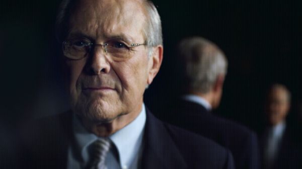 O secretário de Defesa, Donald Rumsfeld, responsável pela invasão ao Iraque, ainda tenta negar sua culpa mesmo após 10 anos (photo by www.outnow.ch)