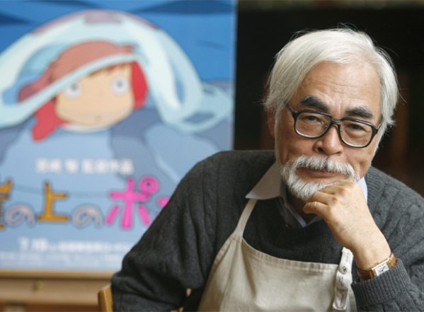Hayao Miyazaki diante do pôster de Ponyo: Uma Amizade que Veio do Mar