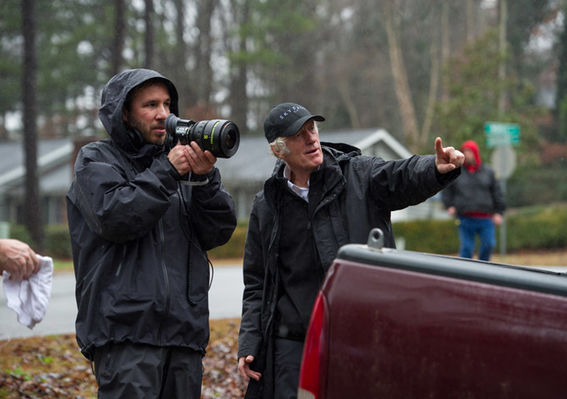 À esquerda, o diretor Denis Villeneuve prepara a filmagem de uma cena ao lado do diretor de fotografia Roger Deakins (photo by www.digititles.com)