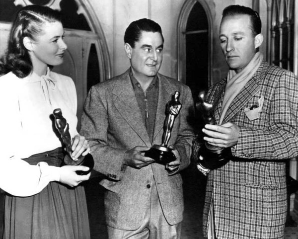 Da esquerda pra direita: Ingrid Bergman, o diretor Leo McCarey e Bing Crosby posam para fotos (photo by acertaincinema.com)