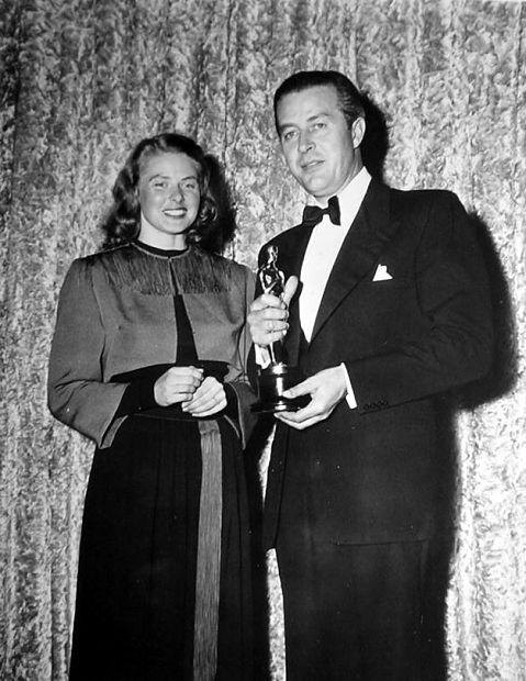 Ray Milland posa com seu Oscar ao lado da bela Ingrid Bergman (photo by acertaincinema.com)