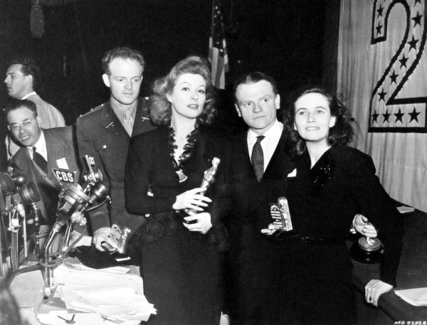 Num flash de momento, os vencedores do ano da esquerda pra direita: Van Heflin, Greer Garson, James Cagney e Teresa Wright (photo by acertaincinema.com)