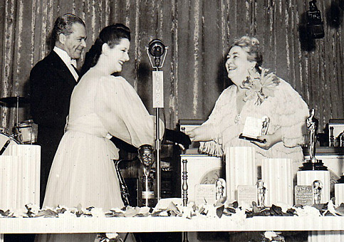 A atriz Lynn Fontanne entrega o prêmio a Jane Darwell (photo by http://blogs.indiewire.com/leonardmaltin/oscarson-the-radio)