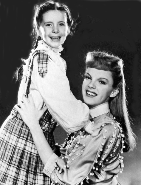 Vencedora do Juvenile Award, Margaret O'Brien é abraçada por sua colega de filme (Agora Seremos Felizes) Judy Garland (photo by acertaincinema.com)