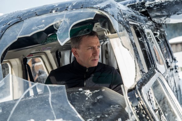 Daniel Craig como James Bond em cena de 007 Contra Spectre (photo by outnow.ch)