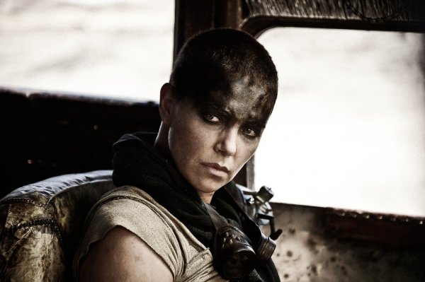 Charlize Theron como Furiosa em Mad Max: Estrada da Fúria (photo by outnow.ch)